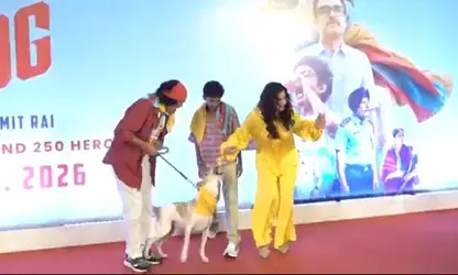 रेड कार्पेट पर कुत्ते ने खींची रवीना टंडन की ड्रेस रेड कार्पेट पर कुत्ते ने खींची रवीना टंडन की ड्रेस