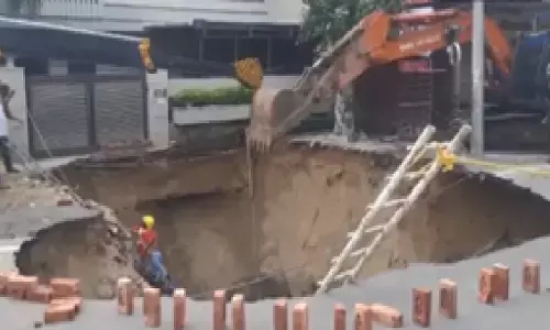 लुधियाना के पॉश किचलू नगर में सड़क धंसी, 30 फीट का गड्ढा बना; 10 दिन तक बंद रहेगा रास्ता लुधियाना के पॉश किचलू नगर में सड़क धंसी, 30 फीट का गड्ढा बना; 10 दिन तक बंद रहेगा रास्ता