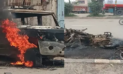 पटना में सड़क हादसे के बाद बवाल, उग्र भीड़ ने पुलिस की तीन गाड़ियों में लगाई आग, कई थानों की फोर्स तैनात पटना में सड़क हादसे के बाद बवाल, उग्र भीड़ ने पुलिस की तीन गाड़ियों में लगाई आग, कई थानों की फोर्स तैनात