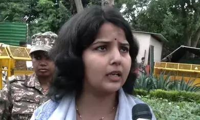 राहुल गांधी के घर के बाहर महिला का जोरदार हंगामा— टिकट देने के नाम पर मांगे पैसे, हमें बेवकूफ बनाया!