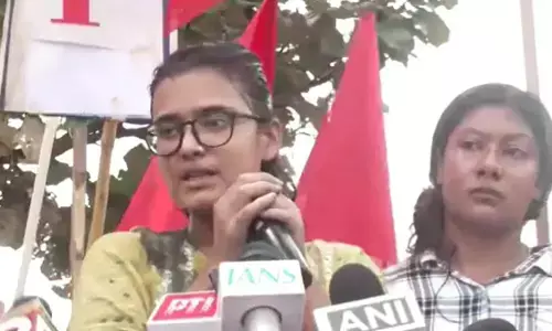 रांची में छात्र आंदोलन के बीच आइसा अध्यक्ष पर फेंकी गई स्याही, हिरासत में लिया गया युवक; हेमंत सोरेन बोले- बातचीत के लिए तैयार रांची में छात्र आंदोलन के बीच आइसा अध्यक्ष पर फेंकी गई स्याही, हिरासत में लिया गया युवक; हेमंत सोरेन बोले- बातचीत के लिए तैयार
