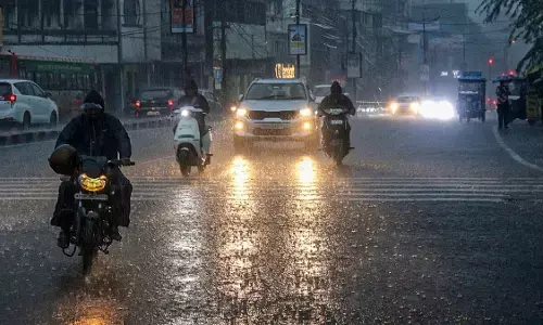 दिल्ली-NCR में बारिश का कहर, सड़कों पर जलजमाव से यातायात ठप