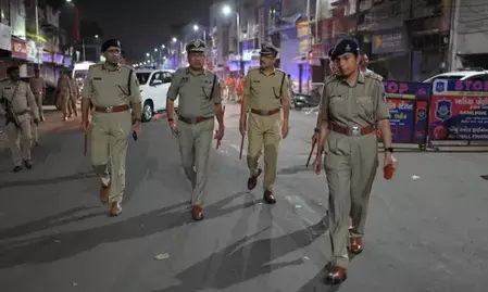 गुजरात पुलिस ने अहमदाबाद में चलाया चेकिंग ऑपरेशन, 4,712 गाड़ियों की जांच की गुजरात पुलिस ने अहमदाबाद में चलाया चेकिंग ऑपरेशन, 4,712 गाड़ियों की जांच की
