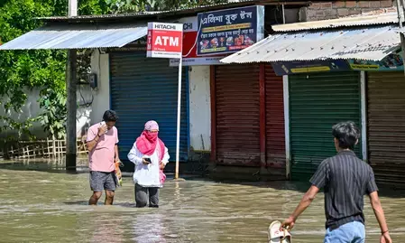 असम बाढ़: 13 जिलों में 1.55 लाख से ज्यादा लोग प्रभावित; मृतकों की संख्या बढ़कर 98 हुई