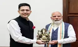 राघव चड्ढा की पीएम मोदी से मुलाकात, पंजाब चुनाव से पहले मिलेगी बड़ी जिम्मेदारी? बढ़ी सियासी हलचल राघव चड्ढा की पीएम मोदी से मुलाकात, पंजाब चुनाव से पहले मिलेगी बड़ी जिम्मेदारी? बढ़ी सियासी हलचल