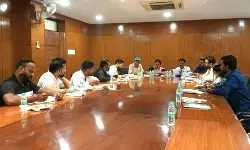 छात्र वार्ता के बाद चार मंत्रियों संग सीएम ने की बैठक, 9 अगस्त को प्रस्तावित समझौते के लिए ब्लूप्रिंट पेश होने की संभावना छात्र वार्ता के बाद चार मंत्रियों संग सीएम ने की बैठक, 9 अगस्त को प्रस्तावित समझौते के लिए ब्लूप्रिंट पेश होने की संभावना