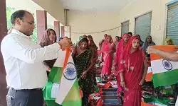 जौनपुर की 300 ग्रामीण महिलाएं बना रहीं पांच लाख तिरंगा, ‘हर घर तिरंगा’ अभियान को दे रहीं नई रफ्तार