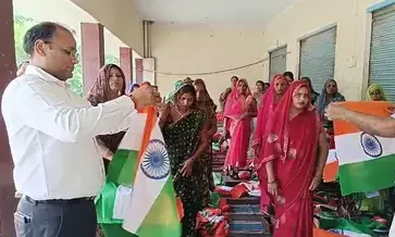 जौनपुर की 300 ग्रामीण महिलाएं बना रहीं पांच लाख तिरंगा, ‘हर घर तिरंगा’ अभियान को दे रहीं नई रफ्तार जौनपुर की 300 ग्रामीण महिलाएं बना रहीं पांच लाख तिरंगा, ‘हर घर तिरंगा’ अभियान को दे रहीं नई रफ्तार