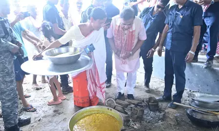 असम: सीएम ने बाढ़ प्रभावित दरांग का दौरा किया और टूटे हुए तटबंधों को फिर से बनाने का आदेश दिया असम: सीएम ने बाढ़ प्रभावित दरांग का दौरा किया और टूटे हुए तटबंधों को फिर से बनाने का आदेश दिया