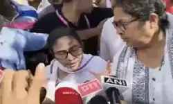 ममता बनर्जी के काफिले पर हमला, कार पर फेंके गए पत्थर, जूते और कीचड़;  ‘चोर-चोर’ के लगे नारे