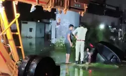 निर्माणाधीन नाला बना हादसे का कारण, बाइक को बचाते हुए कार गड्ढे में गिरी निर्माणाधीन नाला बना हादसे का कारण, बाइक को बचाते हुए कार गड्ढे में गिरी
