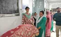 पूर्णिया: घरेलू विवाद में पति ने शिक्षिका पत्नी को मारी गोली, वारदात के बाद आरोपी फरार पूर्णिया: घरेलू विवाद में पति ने शिक्षिका पत्नी को मारी गोली, वारदात के बाद आरोपी फरार