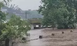 मध्य प्रदेश: भारी बारिश से नर्मदा नदी उफान पर, डिंडोरी-जबलपुर सड़क संपर्क टूटने से स्कूल बंद मध्य प्रदेश: भारी बारिश से नर्मदा नदी उफान पर, डिंडोरी-जबलपुर सड़क संपर्क टूटने से स्कूल बंद
