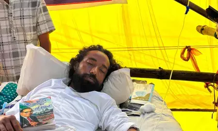 जेपीएससी-जेएसएससी परीक्षा विवाद : अनशन पर बैठे छात्र नेता देवेंद्र महतो की तबीयत बिगड़ी जेपीएससी-जेएसएससी परीक्षा विवाद : अनशन पर बैठे छात्र नेता देवेंद्र महतो की तबीयत बिगड़ी