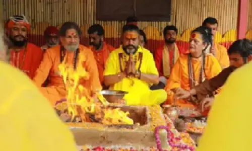 श्रीकृष्ण जन्मभूमि पर 6 दिसंबर को कारसेवा का ऐलान, मथुरा में पुलिस अलर्ट; संतों को नोटिस जारी श्रीकृष्ण जन्मभूमि पर 6 दिसंबर को कारसेवा का ऐलान, मथुरा में पुलिस अलर्ट; संतों को नोटिस जारी