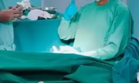 ऑपरेशन थिएटर में सर्जरी के दौरान सोनू निगम ने डॉक्टरों के लिए गाया गाना, फैंस ने की स्वस्थ रहने की कामना ऑपरेशन थिएटर में सर्जरी के दौरान सोनू निगम ने डॉक्टरों के लिए गाया गाना, फैंस ने की स्वस्थ रहने की कामना