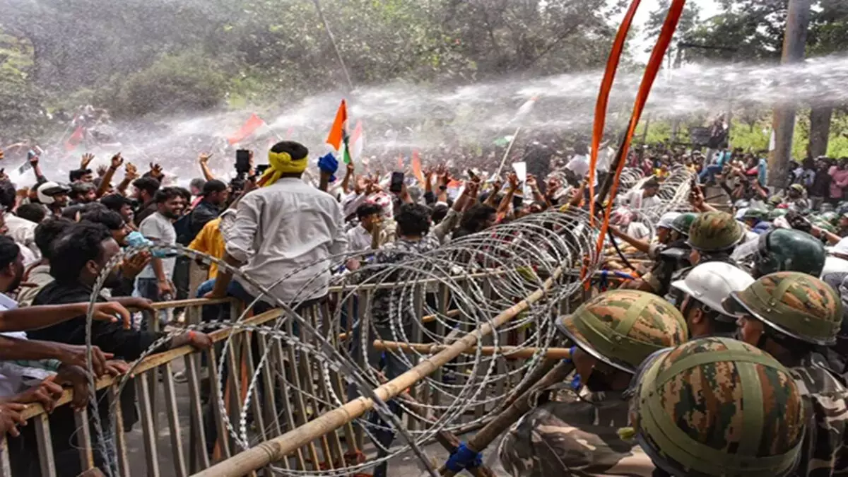 झारखंड में छात्रों पर लाठीचार्ज, आंसू गैस के गोले दागे: विधानसभा की बैरिकेडिंग तोड़ने की कोशिश झारखंड में छात्रों पर लाठीचार्ज, आंसू गैस के गोले दागे: विधानसभा की बैरिकेडिंग तोड़ने की कोशिश