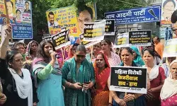 दिल्ली लक्ष्मी योजना पर सियासत तेज! भाजपा ने आप विधायकों के घर का किया घेराव, माफी की उठाई मांग