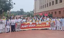 संसद परिसर में गूंजा विपक्ष का विरोध, गृह मंत्री अमित शाह के बयान पर अड़े सांसद