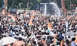 अनोखा विरोध! रांची में 8 बैरिकेड्स तोड़ विधानसभा पहुंचे छात्र, पुलिस ने चलाया वाटर कैनन तो करने लगे रेन डांस अनोखा विरोध! रांची में 8 बैरिकेड्स तोड़ विधानसभा पहुंचे छात्र, पुलिस ने चलाया वाटर कैनन तो करने लगे रेन डांस