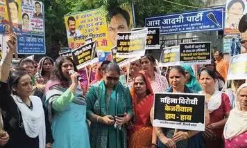 दिल्ली लक्ष्मी योजना पर सियासत तेज! भाजपा ने आप विधायकों के घर का किया घेराव, माफी की उठाई मांग दिल्ली लक्ष्मी योजना पर सियासत तेज! भाजपा ने आप विधायकों के घर का किया घेराव, माफी की उठाई मांग