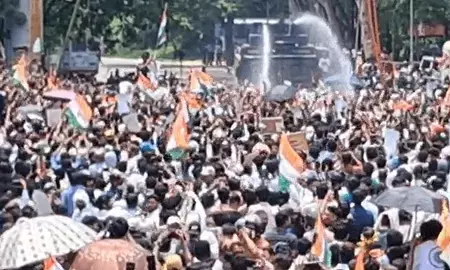 अनोखा विरोध! रांची में 8 बैरिकेड्स तोड़ विधानसभा पहुंचे छात्र, पुलिस ने चलाया वाटर कैनन तो करने लगे रेन डांस अनोखा विरोध! रांची में 8 बैरिकेड्स तोड़ विधानसभा पहुंचे छात्र, पुलिस ने चलाया वाटर कैनन तो करने लगे रेन डांस