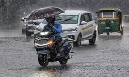 दिल्ली में बारिश का रेड अलर्ट, एनसीआर में झमाझम बारिश से बदला मौसम; कल भी बरसेंगे बादल दिल्ली में बारिश का रेड अलर्ट, एनसीआर में झमाझम बारिश से बदला मौसम; कल भी बरसेंगे बादल