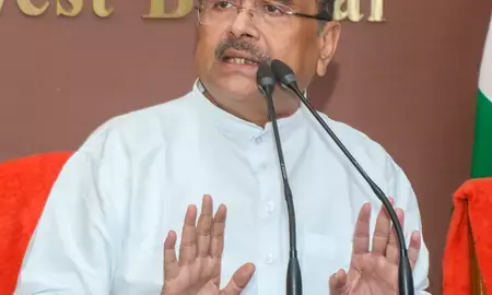 कस्टोडियल डेथ पर एक्शन! CM सुवेंदु अधिकारी ने मृतक TMC कार्यकर्ता के घर पहुंचकर की मुलाकात, 5 पुलिस अफसर निलंबित कस्टोडियल डेथ पर एक्शन! CM सुवेंदु अधिकारी ने मृतक TMC कार्यकर्ता के घर पहुंचकर की मुलाकात, 5 पुलिस अफसर निलंबित