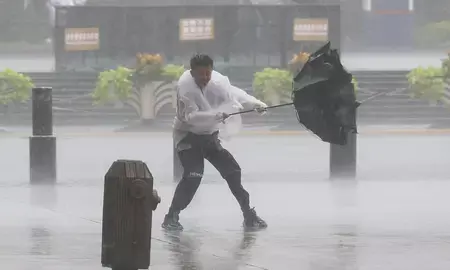 पूर्वी चीन में डॉल्फिन की वजह से हुई तबाही, तूफान के कमजोर होने के बाद भी खतरे की चेतावनी