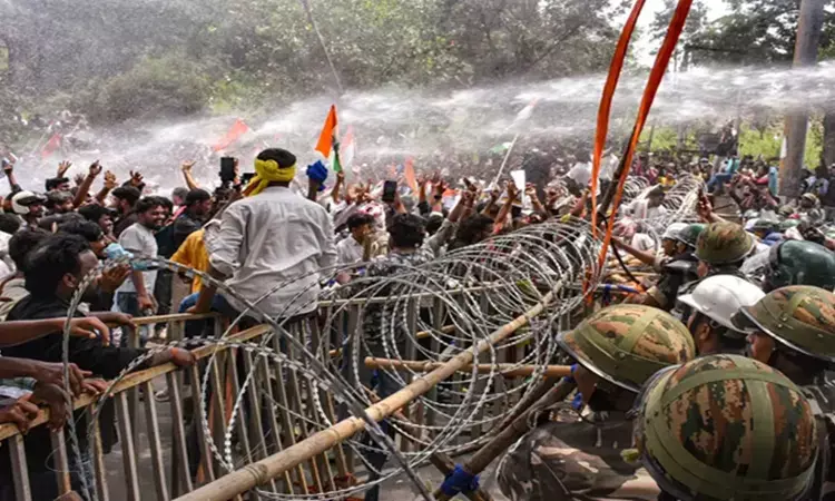 झारखंड में छात्रों पर लाठीचार्ज, आंसू गैस के गोले दागे: विधानसभा की बैरिकेडिंग तोड़ने की कोशिश झारखंड में छात्रों पर लाठीचार्ज, आंसू गैस के गोले दागे: विधानसभा की बैरिकेडिंग तोड़ने की कोशिश