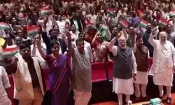 पीएम मोदी के साथ एनडीए सांसदों ने लहराया तिरंगा, संसद परिसर में झारखंड मुद्दे पर शक्ति प्रदर्शन पीएम मोदी के साथ एनडीए सांसदों ने लहराया तिरंगा, संसद परिसर में झारखंड मुद्दे पर शक्ति प्रदर्शन