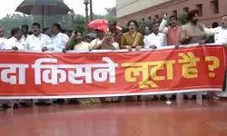 चढ़ावा चोर के नारों से गूंजा संसद! विपक्षी सांसदों ने कहा- परीक्षा और राम मंदिर एक ही सिक्के के दो पहलू चढ़ावा चोर के नारों से गूंजा संसद! विपक्षी सांसदों ने कहा- परीक्षा और राम मंदिर एक ही सिक्के के दो पहलू