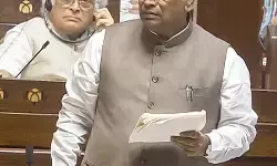 संसद में विपक्ष का हंगामा जारी, खड़गे बोले-हमारी मांग नहीं बदली, सरकार को सदन में देना होगा जवाब संसद में विपक्ष का हंगामा जारी, खड़गे बोले-हमारी मांग नहीं बदली, सरकार को सदन में देना होगा जवाब