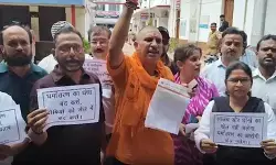 लखनऊ में कथित धर्मांतरण के खिलाफ सड़कों पर उतरी हिंदू महासभा: विरोध प्रदर्शन कर मुख्यमंत्री के नाम सौंपा ज्ञापन, और सख्त कानून बनाने की मांग