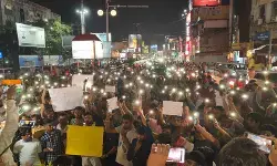 रांचीः पुलिस लाठीचार्ज के खिलाफ शिबू सोरेन के कटआउट के साथ मुंह पर पट्टियां बांध छात्रों ने निकाला मौन जुलूस रांचीः पुलिस लाठीचार्ज के खिलाफ शिबू सोरेन के कटआउट के साथ मुंह पर पट्टियां बांध छात्रों ने निकाला मौन जुलूस
