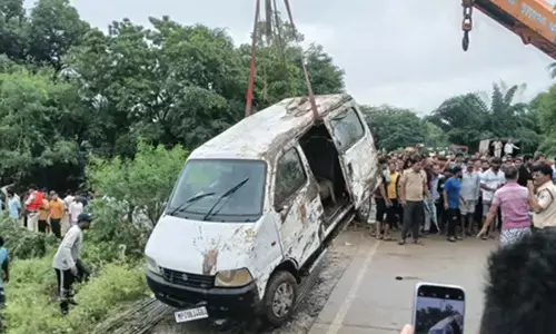 मध्य प्रदेश के राजगढ़ में उफनते नाले में बही वैन, 9 लोगों की मौत मध्य प्रदेश के राजगढ़ में उफनते नाले में बही वैन, 9 लोगों की मौत