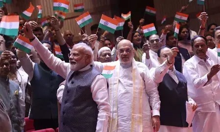 एनडीए की महाबैठक! पीएम मोदी की मौजूदगी में सांसदों ने लहराया तिरंगा, दिया एकजुटता का संदेश एनडीए की महाबैठक! पीएम मोदी की मौजूदगी में सांसदों ने लहराया तिरंगा, दिया एकजुटता का संदेश