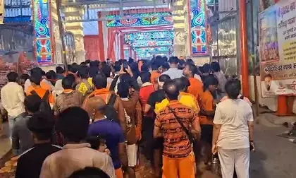 वाराणसी : सावन शिवरात्रि पर बाबा काशी विश्वनाथ के दरबार में भक्तों सैलाब, हर-हर महादेव से गूंजा धाम