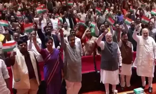 पीएम मोदी के साथ एनडीए सांसदों ने लहराया तिरंगा, संसद परिसर में झारखंड मुद्दे पर शक्ति प्रदर्शन पीएम मोदी के साथ एनडीए सांसदों ने लहराया तिरंगा, संसद परिसर में झारखंड मुद्दे पर शक्ति प्रदर्शन