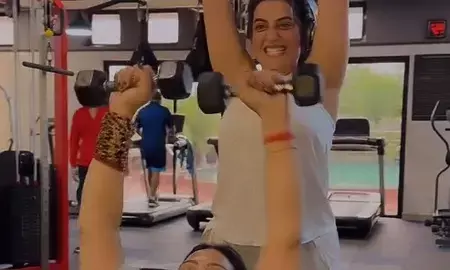 अक्षरा सिंह ने माँ के साथ किया वर्कआउट कहा- अब तक का सबसे अच्छा पार्टनर