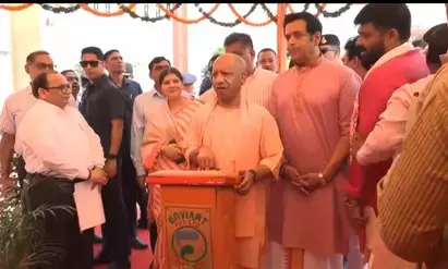 रवि किशन और कालीबाड़ी बाबा की फिल्म को कितने लोगों ने देखा?: मंच से सीएम योगी ने ली चुटकी, ठहाकों से गूंजा पंडाल रवि किशन और कालीबाड़ी बाबा की फिल्म को कितने लोगों ने देखा?: मंच से सीएम योगी ने ली चुटकी, ठहाकों से गूंजा पंडाल