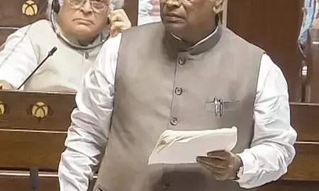 संसद में विपक्ष का हंगामा जारी, खड़गे बोले-हमारी मांग नहीं बदली, सरकार को सदन में देना होगा जवाब संसद में विपक्ष का हंगामा जारी, खड़गे बोले-हमारी मांग नहीं बदली, सरकार को सदन में देना होगा जवाब
