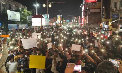 रांचीः पुलिस लाठीचार्ज के खिलाफ शिबू सोरेन के कटआउट के साथ मुंह पर पट्टियां बांध छात्रों ने निकाला मौन जुलूस रांचीः पुलिस लाठीचार्ज के खिलाफ शिबू सोरेन के कटआउट के साथ मुंह पर पट्टियां बांध छात्रों ने निकाला मौन जुलूस