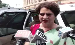 प्रियंका गांधी का केंद्र सरकार पर हमला, बोलीं- ‘क्या हम चुपचाप बैठे रहें?’ प्रियंका गांधी का केंद्र सरकार पर हमला, बोलीं- ‘क्या हम चुपचाप बैठे रहें?’