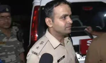 रांची में धरनास्थल पर अंधेरे में पहुंची पुलिस, भाजपा नेताओं का आरोप- छात्रों को जबरन हटाने की हुई कोशिश रांची में धरनास्थल पर अंधेरे में पहुंची पुलिस, भाजपा नेताओं का आरोप- छात्रों को जबरन हटाने की हुई कोशिश