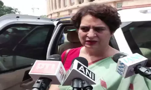 प्रियंका गांधी का केंद्र सरकार पर हमला, बोलीं- ‘क्या हम चुपचाप बैठे रहें?’ प्रियंका गांधी का केंद्र सरकार पर हमला, बोलीं- ‘क्या हम चुपचाप बैठे रहें?’