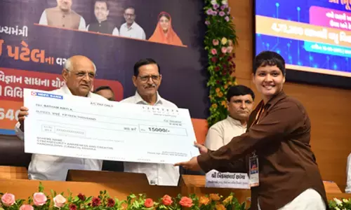 गुजरात के मुख्यमंत्री ने 4.72 लाख से ज्यादा छात्रों को 646 करोड़ रुपए की स्कॉलरशिप बांटी गुजरात के मुख्यमंत्री ने 4.72 लाख से ज्यादा छात्रों को 646 करोड़ रुपए की स्कॉलरशिप बांटी