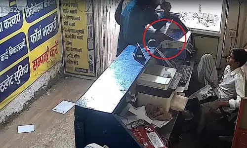 बैंक से रुपये निकालने के बाद साइबर कैफे तक पहुंच गए बदमाश, 80 हजार की लूट बैंक से रुपये निकालने के बाद साइबर कैफे तक पहुंच गए बदमाश, 80 हजार की लूट