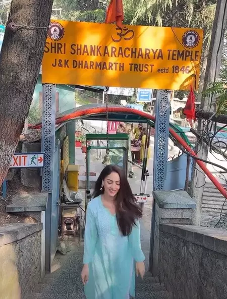 संदीपा धर ने श्रीनगर पहुंचते ही शंकराचार्य मंदिर में 250 सीढ़ियां चढ़कर किए दर्शन संदीपा धर ने श्रीनगर पहुंचते ही शंकराचार्य मंदिर में 250 सीढ़ियां चढ़कर किए दर्शन