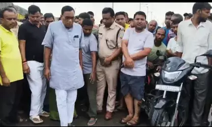 झारखंडः गिरिडीह में दिनदहाड़े युवक की गोली मारकर हत्या, आक्रोशित लोगों ने किया सड़क जाम झारखंडः गिरिडीह में दिनदहाड़े युवक की गोली मारकर हत्या, आक्रोशित लोगों ने किया सड़क जाम